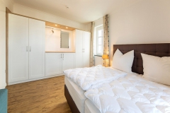grosses Schlafzimmer mit grossem Einbauschrank