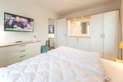 grosses Schlafzimmer mit grossem Einbauschrank und Kommode