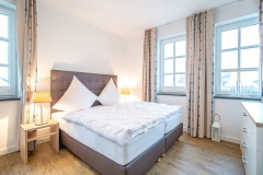 grosses helles Schlafzimmer
