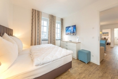 grosses Schlafzimmer mit Blickrichtung Wohnzimmer