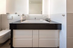 komfortables Bad mit grossem Unterbauschrank