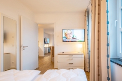 kleines Schlafzimmer mit Blickrichtung Wohnzimmer