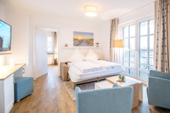 grosses Wohnzimmer mit aufgeklapptem Schlafsofa