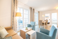 grosses Wohnzimmer mit Blickrichtung kl. Schlafzimmer und Bad