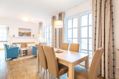 grosses Wohnzimmer mit Blickrichtung grosses Schlafzimmer