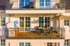 grosser ungeteilter Balkon in der Nachmittagssonne